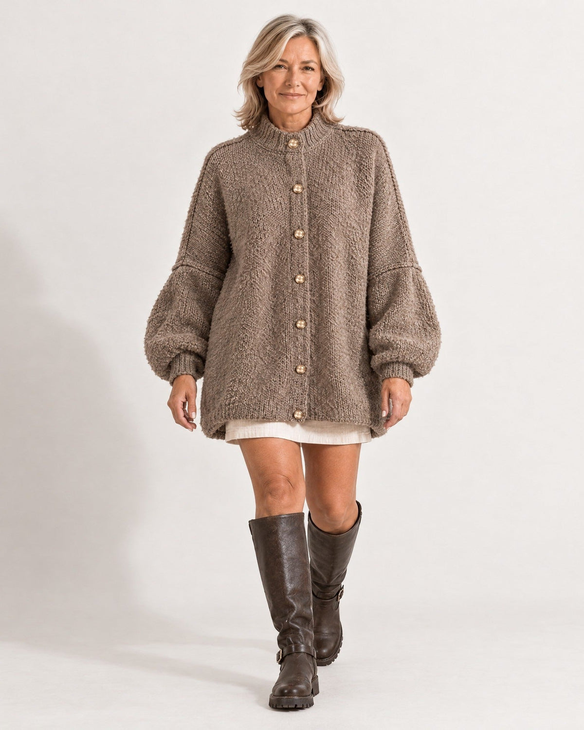 Amalia Cardigan in Taupe – Ganzkörper mit Rock und Stiefeln