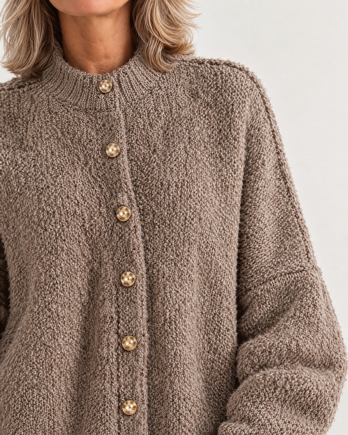 Amalia Cardigan in Taupe – goldfarbene Knöpfe und Strukturstrick