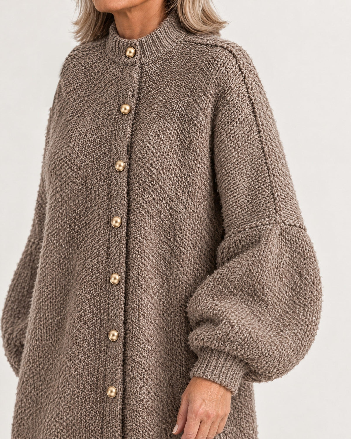 Amalia Cardigan in Taupe – Stehkragen und Ballonärmel im Detail