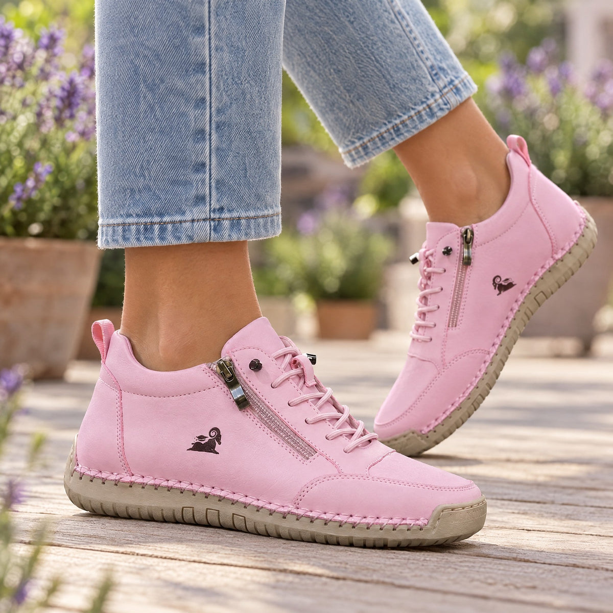 ELLA Sneaker in Rosa – am Fuß getragen
