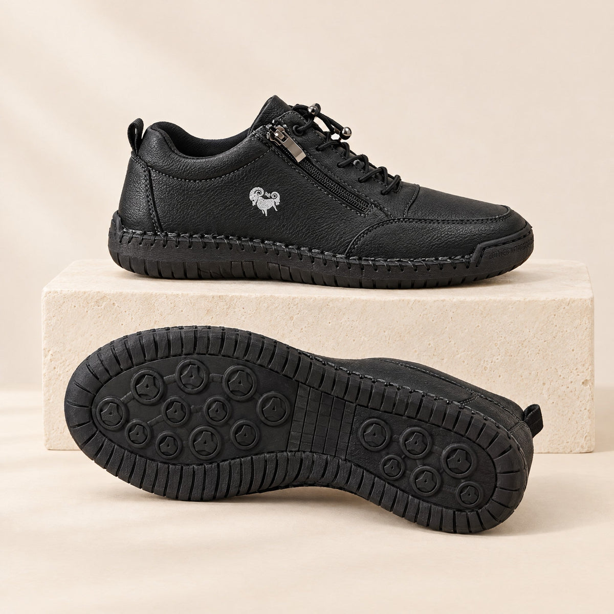 ELLA Sneaker in Schwarz – Seitenansicht mit Reißverschluss und Sohle