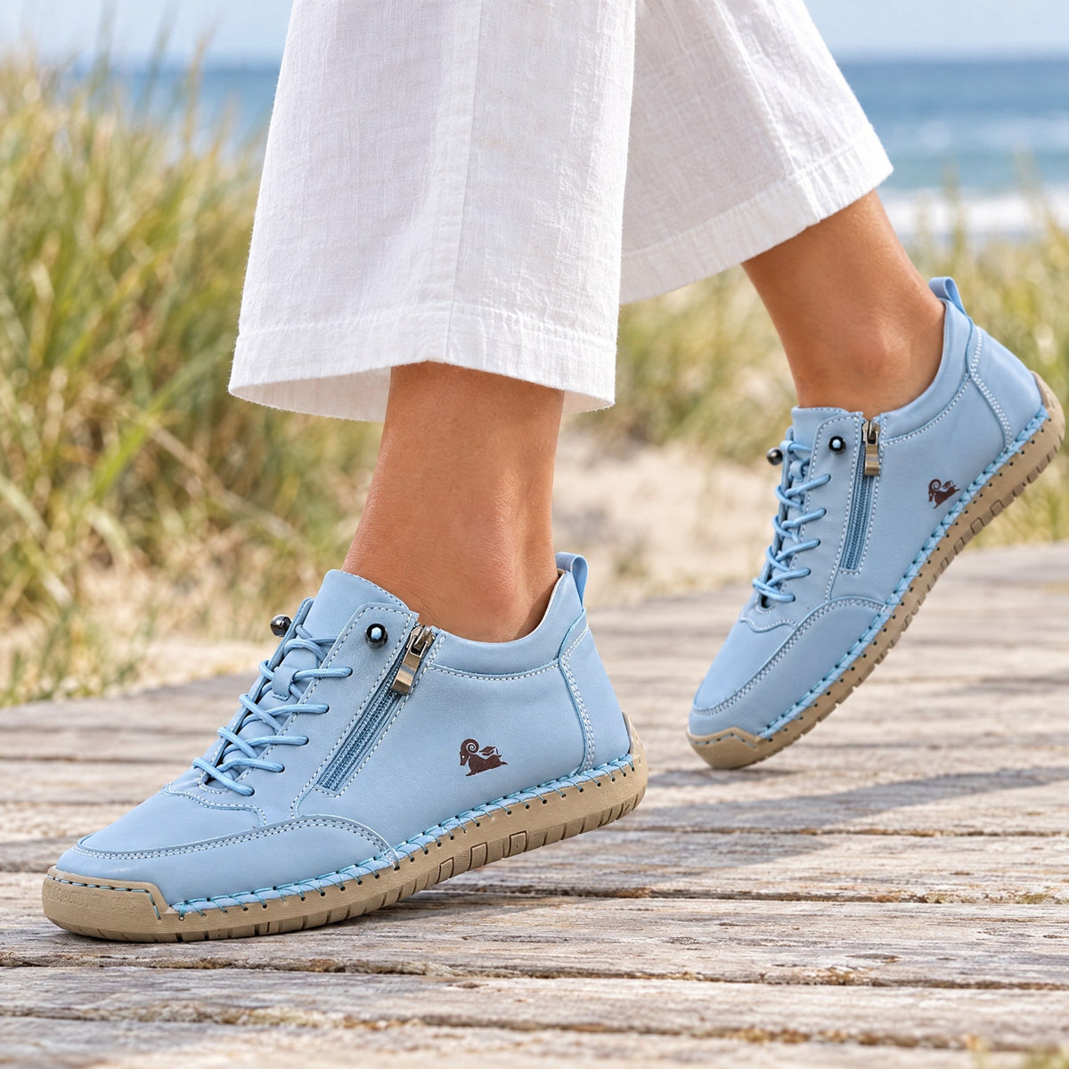 ELLA Sneaker in Blau – am Fuß getragen