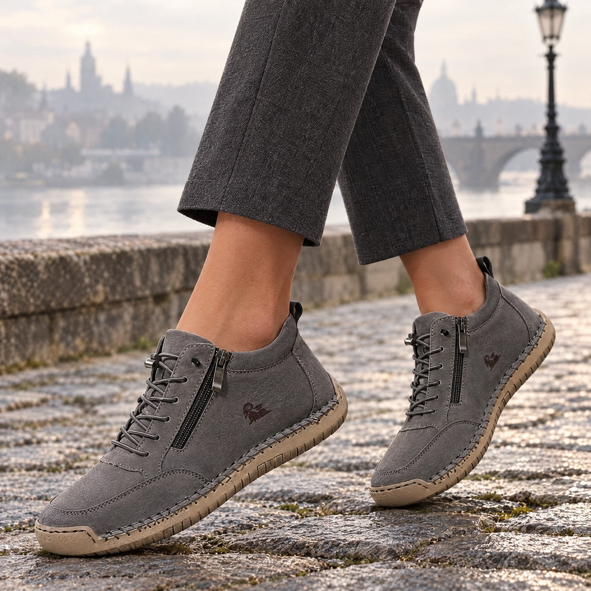 ELLA Sneaker in Dunkelgrau – am Fuß getragen