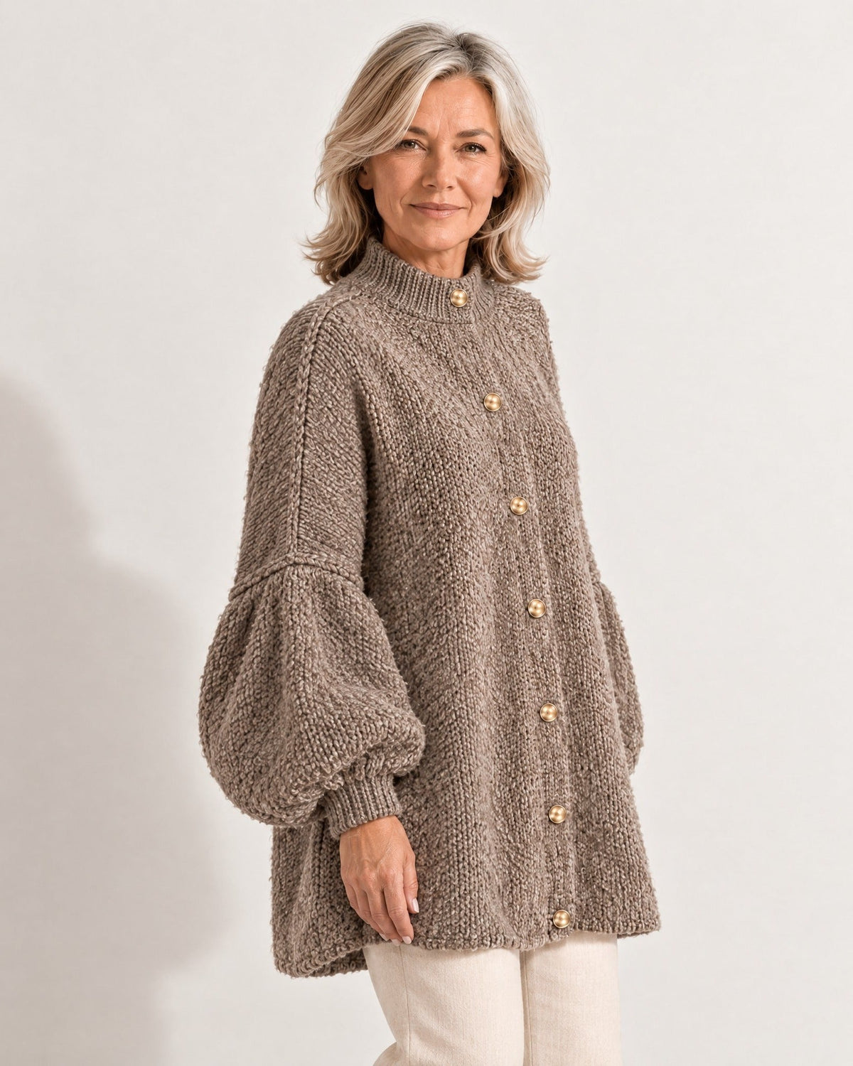 Amalia Cardigan in Taupe – Seitenansicht mit Ballonärmel