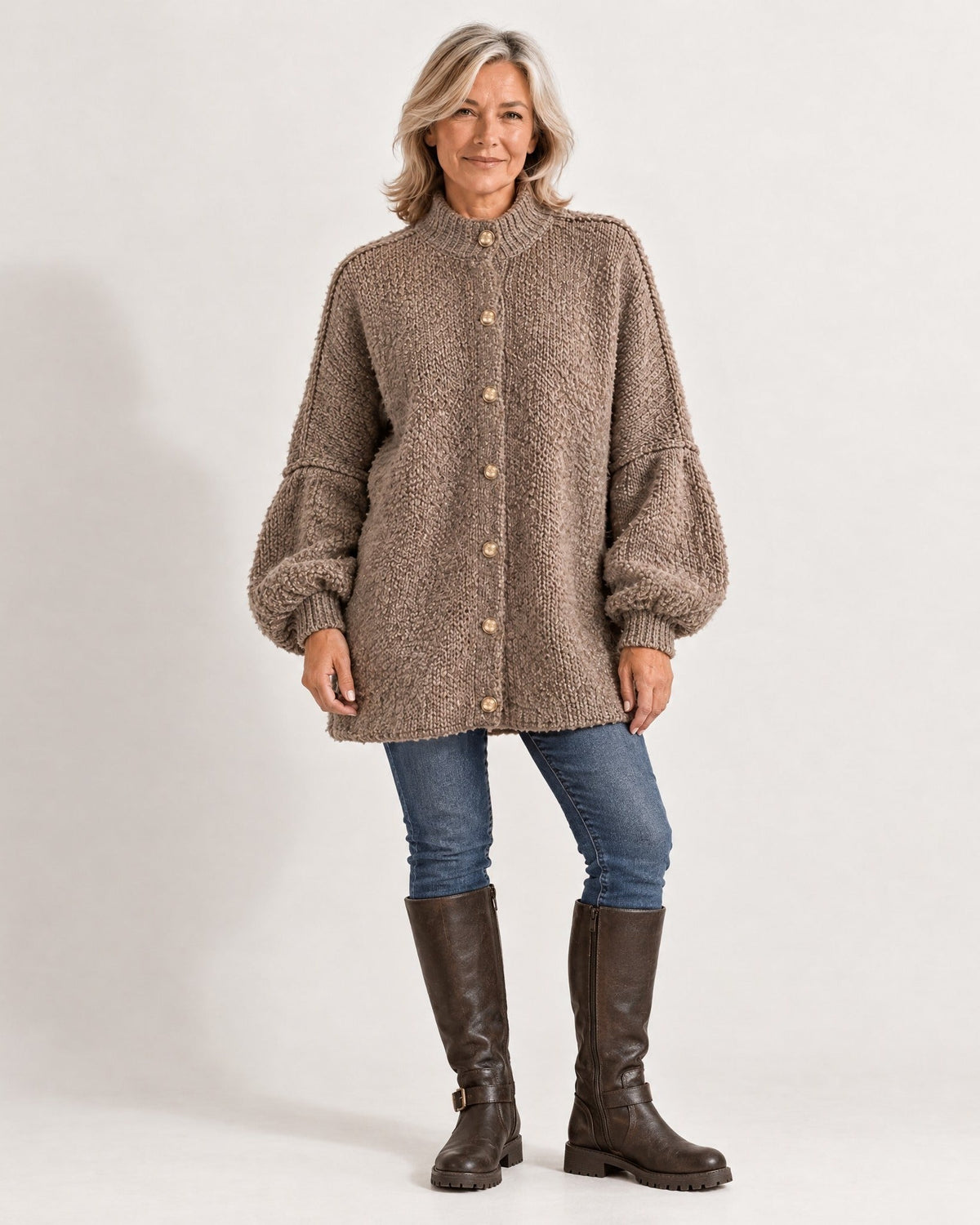 Amalia Cardigan in Taupe – mit Jeans und Stiefeln