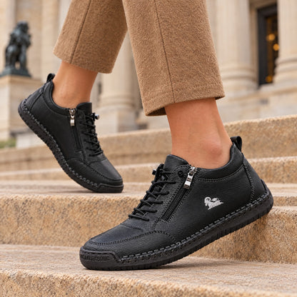 ELLA Sneaker in Schwarz – am Fuß getragen