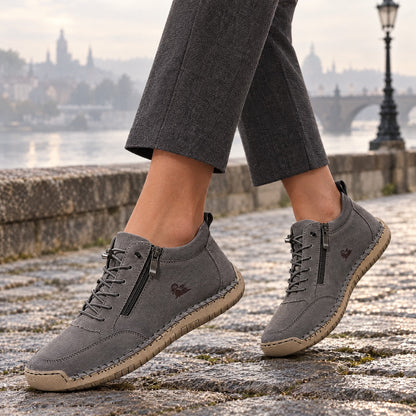 ELLA Sneaker in Dunkelgrau – am Fuß getragen