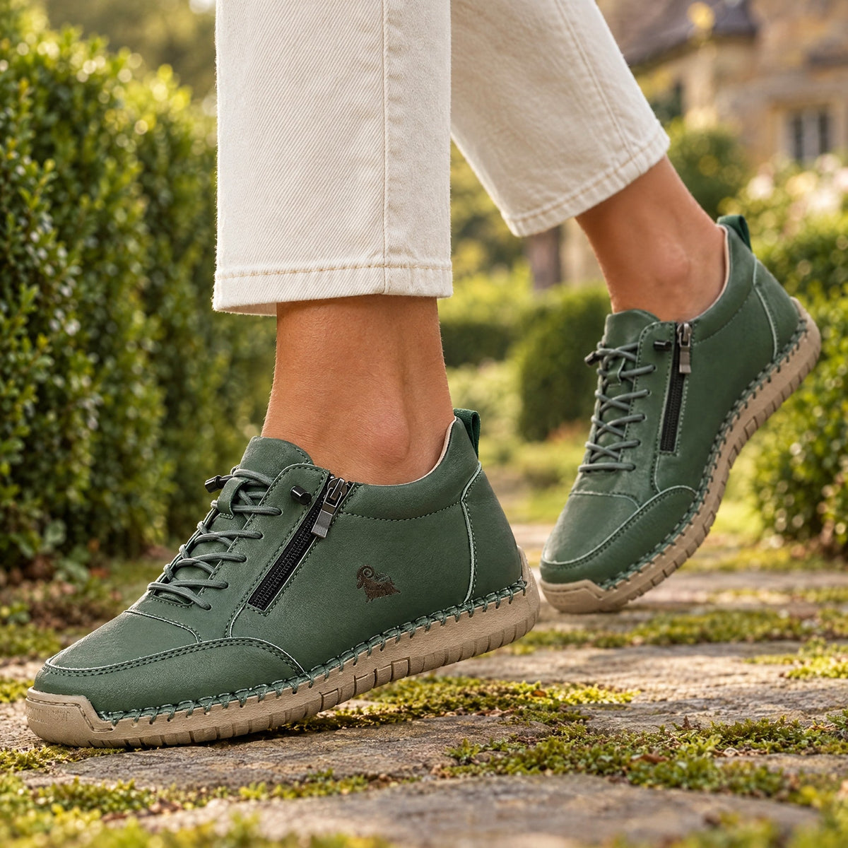 ELLA Sneaker in Dunkelgrün – am Fuß getragen