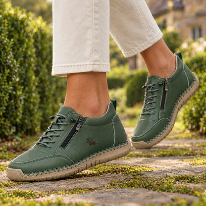 ELLA Sneaker in Dunkelgrün – am Fuß getragen
