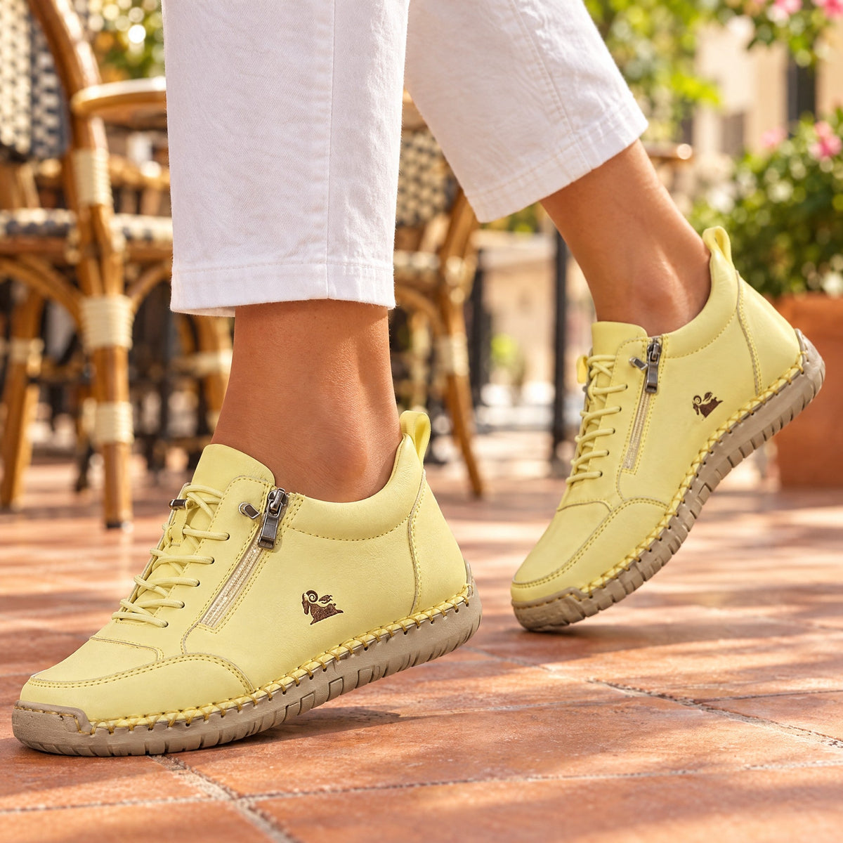 ELLA Sneaker in Gelb – am Fuß getragen