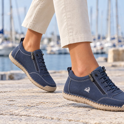 ELLA Sneaker in Dunkelblau – am Fuß getragen