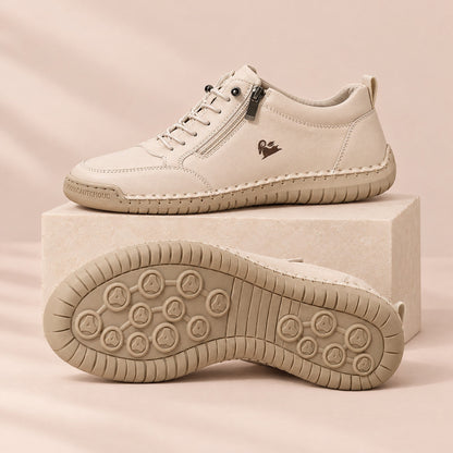 ELLA Sneaker in Sand beige – Seitenansicht mit Reißverschluss und Sohle